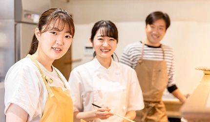 厨房で調理するパート調理員