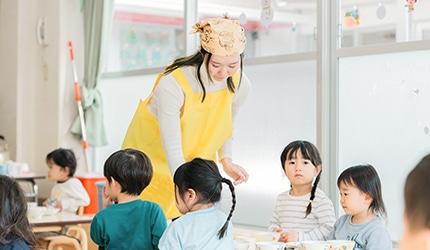 学生アルバイトとして保育補助をする様子